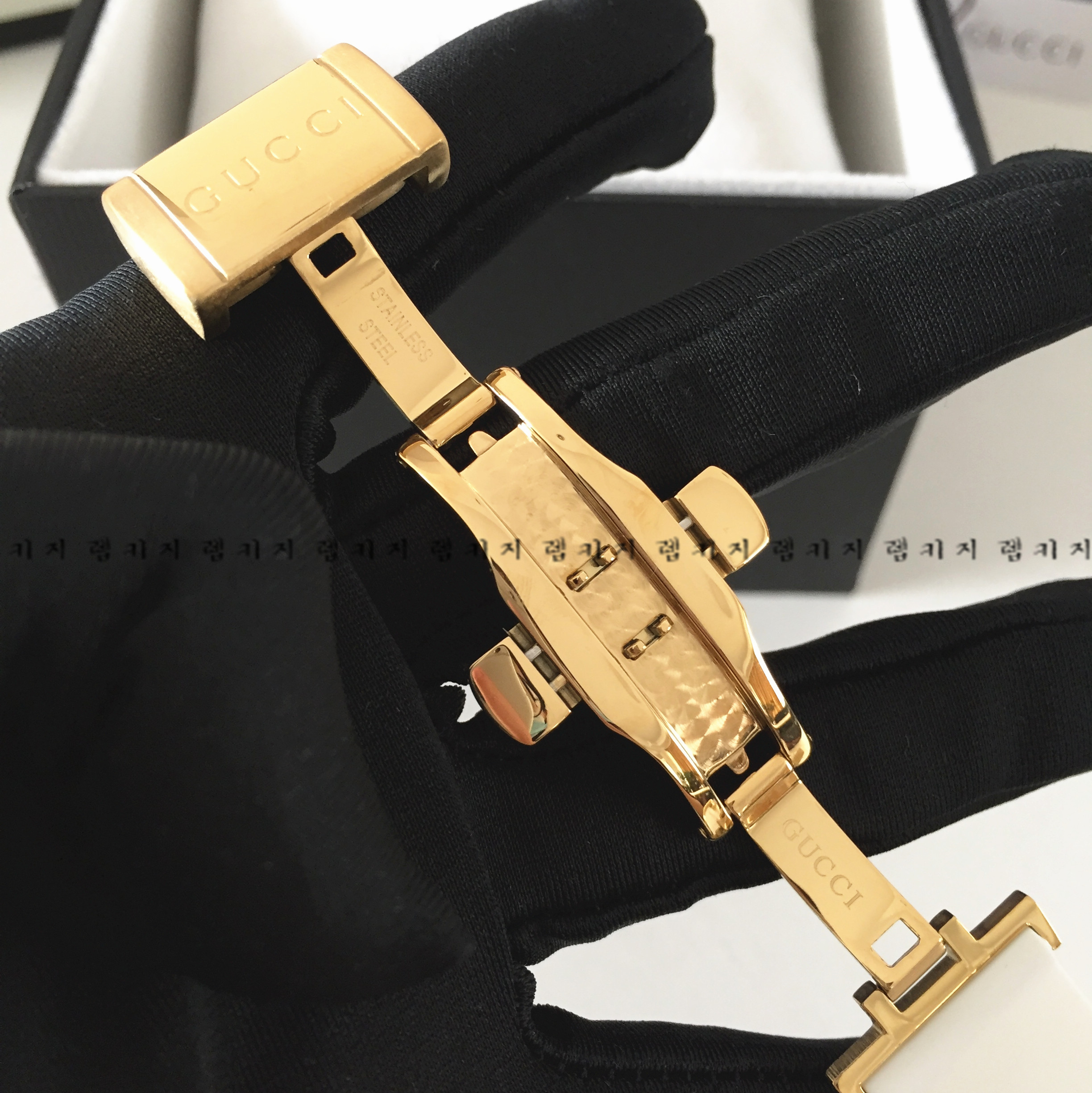 구찌 G 타임리스 다이브 화이트다이얼 우레탄시계